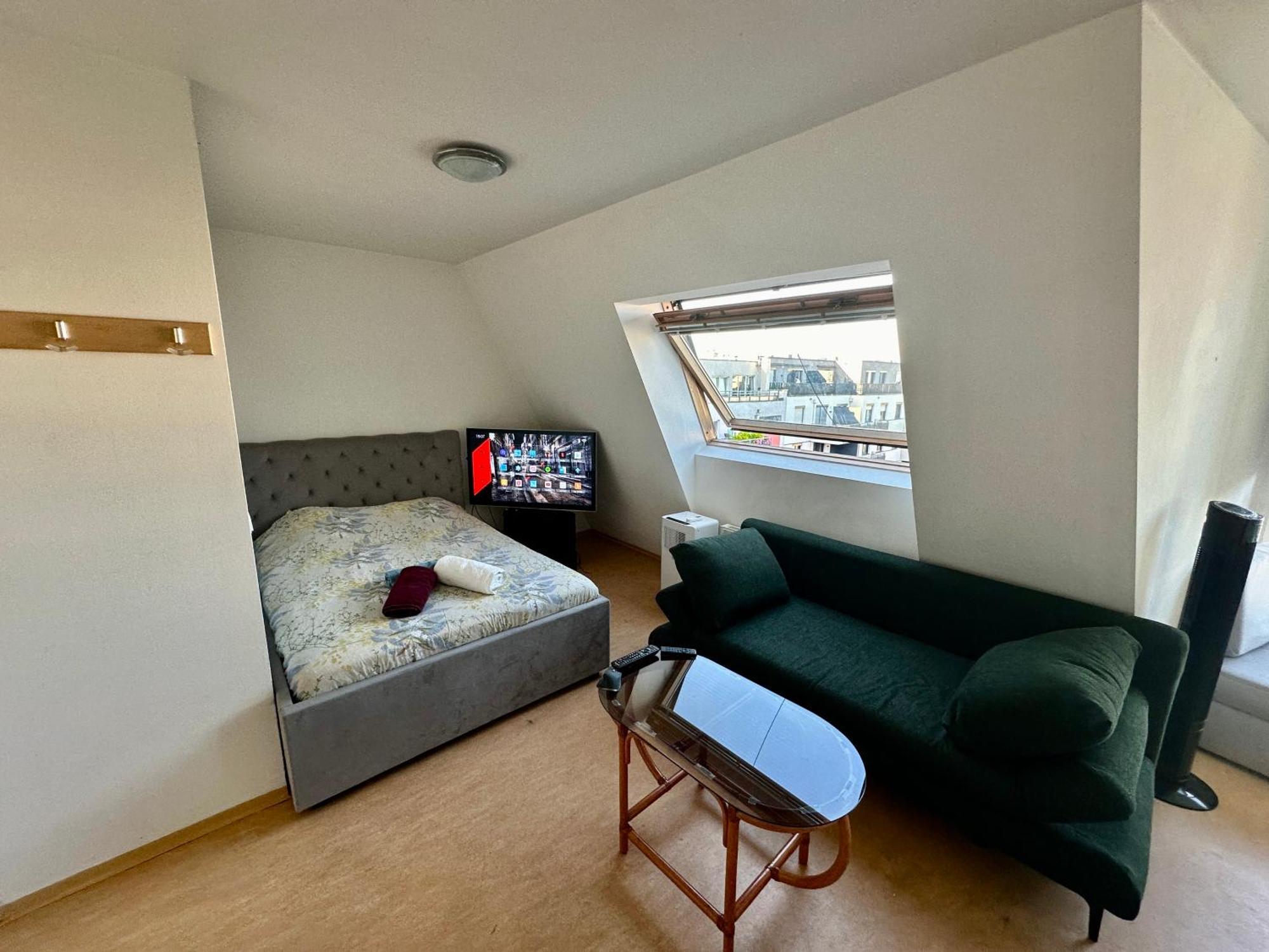 Cozy Bright Penthouse Close To U1 And U6 Metros Vienna Esterno foto